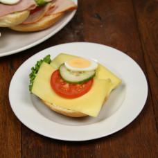 Halbes Kaiserbrötchen mit Käse