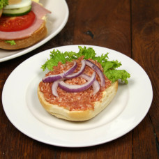 Halbes Kaiserbrötchen mit Mett