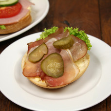 Halbes Kaiserbrötchen mit Räucherschinken