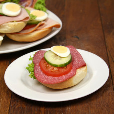 Halbes Kaiserbrötchen mit Salami